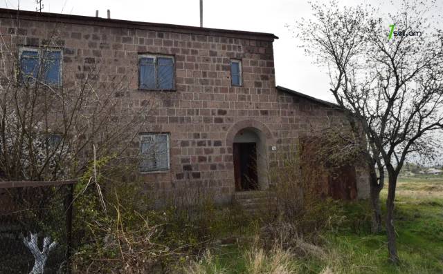 Երկու հարկանի քարե տուն 6-րդ փողոցում Հացիկում, 203 քմ, 2 սանհանգույց