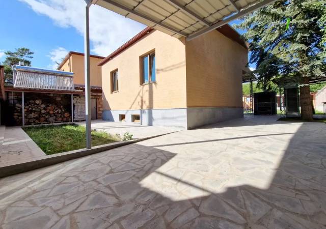 Երկու հարկանի քարե ամառանոց, Ջրվեժ թաղամաս Ջրվեժում, 800 ք.մ., 2 սանհանգույց, կապիտալ վերանորոգված