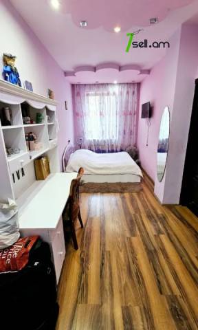 Երեք հարկանի քարե տուն Մարշալ Բաբաջանյանի փողոցում Ավանում, 420 ք.մ., 2 սանհանգույց