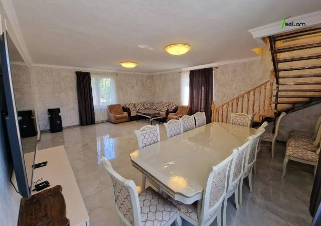 Երկու հարկանի քարե տուն 1-ին փողոցում Բյուրեղավանում, 700 քմ, 3+ սանհանգույց, կապիտալ վերանորոգված