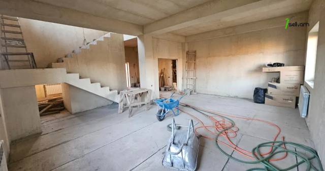 Երեք հարկանի քարե տուն Խաչատուր Աբովյանի 21-րդ փողոցում Առինջում, 1360 ք.մ., 3+ սանհանգույց