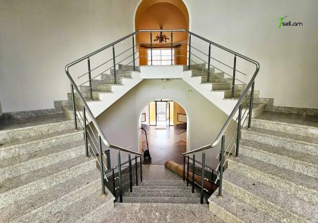 Երեք հարկանի քարե տուն Բարբյուսի փողոցում Արաբկիրում, 1060 ք.մ., 3+ սանհանգույց