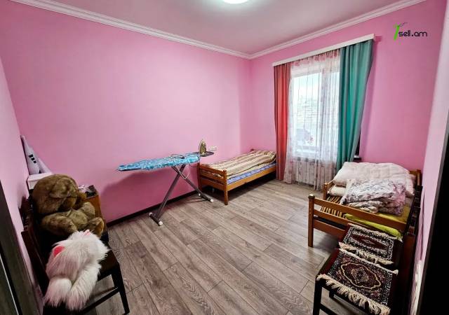 Երեք հարկանի տուն Ղափանցյան փողոցում Արաբկիրում, 500 ք.մ., 2 սանհանգույց, եվրովերանորոգված