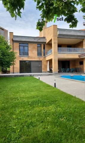 Երեք հարկանի տուն Մարշալ Բաբաջանյան փողոցում Ավանում, 715 քմ, 3+ սանհանգույց