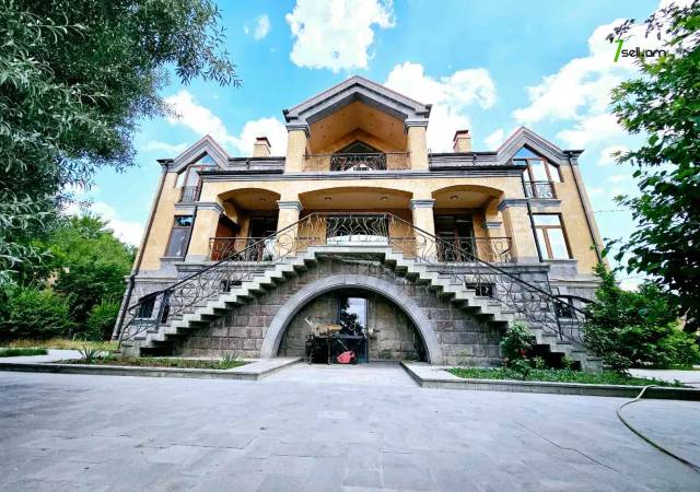 Երեք հարկանի տուն Արաբկիրում, 3200 ք.մ., 3+ սանհանգույց, մեծ հողամաս, կապիտալ վերանորոգված