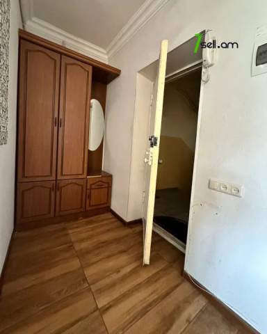 2 սենյականոց բնակարան Քաջազնունի փողոցում, 45 քմ, 3/5 հարկ, կապիտալ վերանորոգված, քարե շենք