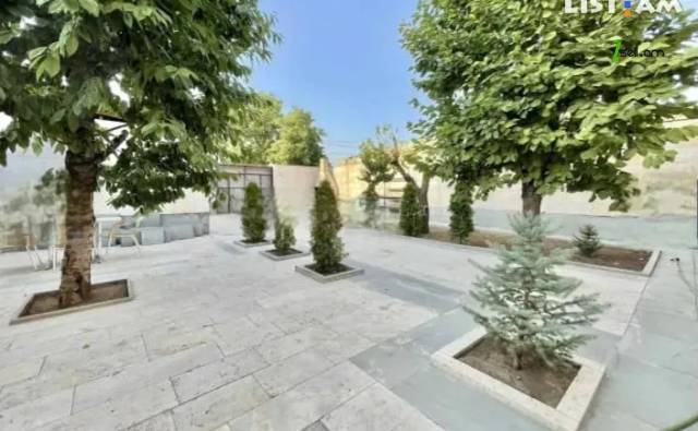 Երկու հարկանի քարե տուն Մարշալ Խուդյակովի փողոցում Ավանում, 252 քմ, 3+ սանհանգույց