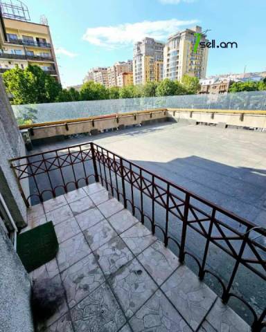 3 սենյականոց բնակարան Մաշտոցի պողոտայում, 78 ք.մ., եվրովերանորոգված, քարե շենք