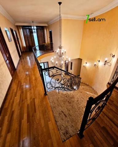 Երեք հարկանի քարե տուն, Գ-1 թաղամաս Աջափնյակում, 1391 ք.մ., 3+ սանհանգույց, կապիտալ վերանորոգված