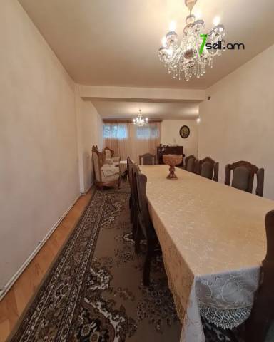 Երկու հարկանի քարե տուն Մայիսի 9-ի փողոցում Շենգավիթում, 300 ք.մ., 2 սանհանգույց