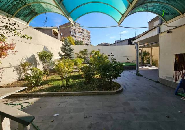 Երեք հարկանի քարե տուն Ազատության պողոտայում Արաբկիրում, 900 քմ, 3+ սանհանգույց