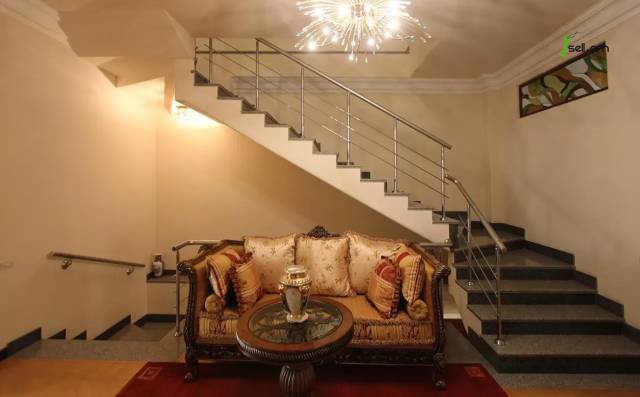 Երեք հարկանի քարե տուն Սևքարեցի Սաքոյի փողոցում Արաբկիրում, 600 ք.մ., 3+ սանհանգույց