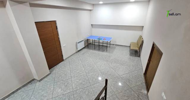 Երեք հարկանի քարե տուն Արցախի պողոտայում Էրեբունիում, 460 ք.մ., 3+ սանհանգույց, կապիտալ վերանորոգված