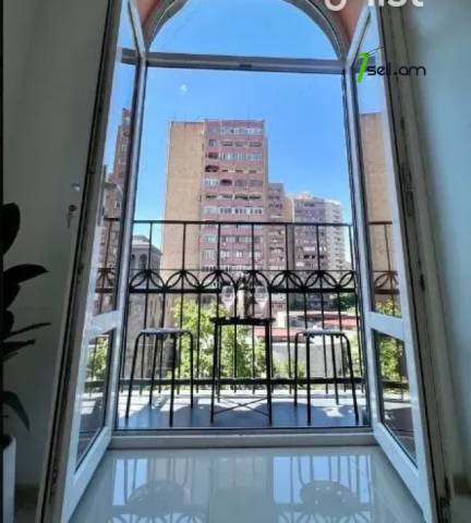 2 սենյականոց բնակարան Մաշտոցի պողոտայում, 44 ք.մ., բարձր առաստաղներ, դիզայներական ոճով վերանորոգված