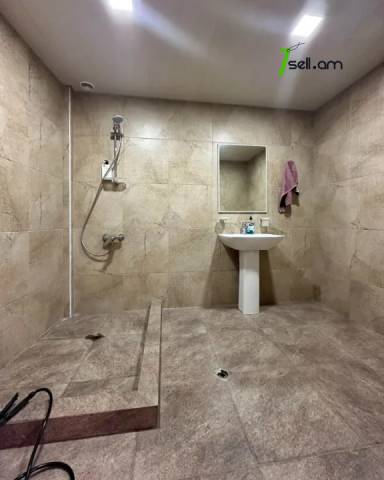 Մեկ հարկանի քարե տուն Բագրևանդի 42-րդ փողոցում Նոր Նորքում, 1100 քմ, 3+ սանհանգույց