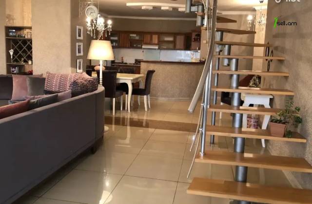 4 սենյականոց բնակարան Մաշտոցի պողոտայում, 135 ք.մ., 2 սանհանգույց, կապիտալ վերանորոգված, քարե շենք