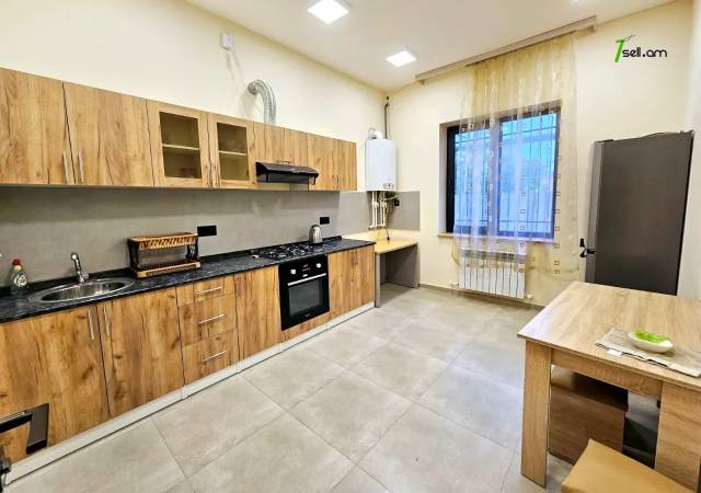 Երկու հարկանի քարե տուն Զովունի 6 փողոցում Զովունիում, 470 ք.մ., 2 սանհանգույց, կապիտալ վերանորոգված