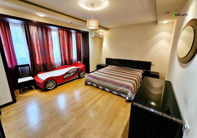 3 սենյականոց բնակարան Հանրապետության փողոցում, 100 քմ, 2/6 հարկ, կապիտալ վերանորոգված, քարե շենք