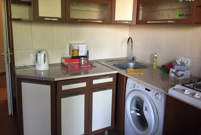 2 սենյականոց բնակարան Արցախի պողոտայում, 60 ք.մ., 2/5 հարկ, կապիտալ վերանորոգված, քարե շենք