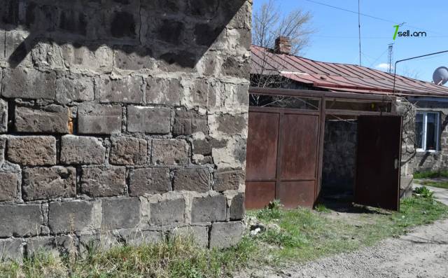Մեկ հարկանի քարե տուն Երկաթգծի փողոցում Գյումրիում, 112 քմ