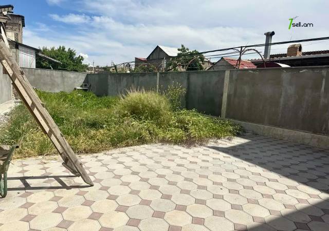 Երկու հարկանի քարե տուն Նոր Արեշի 22-րդ փողոցում Էրեբունիում, 140 քմ, 2 սանհանգույց