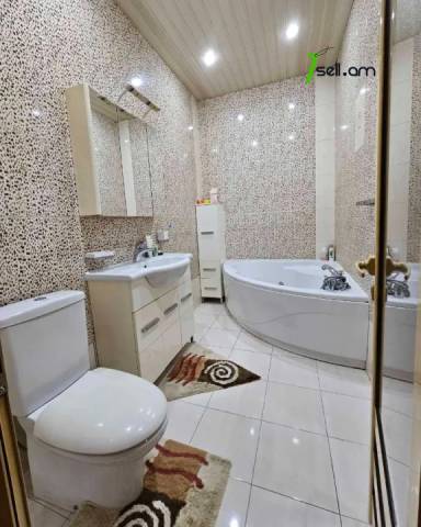 Երկու հարկանի քարե տուն Չարենցի փողոցում կենտրոնում, 740 ք.մ., 3+ սանհանգույց, կապիտալ վերանորոգված