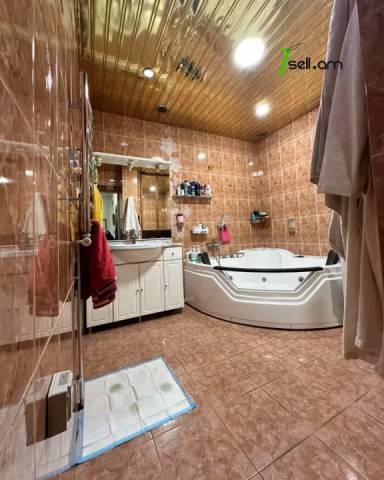 4 սենյականոց բնակարան Աղայան փողոցում, 125 ք.մ., 2 սանհանգույց, բարձր առաստաղներ, 2/5 հարկ