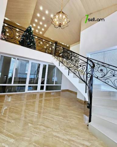 Երեք հարկանի քարե տուն Բագրևանդի փողոցում Նոր Նորքում, 1560 ք.մ., 3+ սանհանգույց