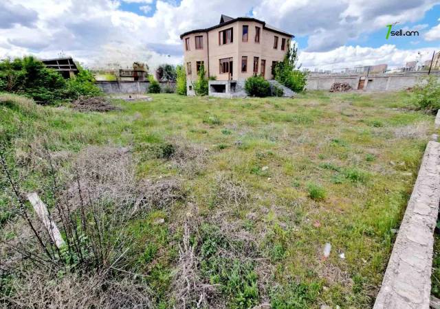 Երեք հարկանի քարե տուն Ծարավ աղբյուրի փողոցում Ավանում, 2250 ք.մ., 3+ սանհանգույց