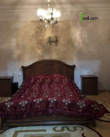 Երեք հարկանի քարե տուն Այասի փողոցում կենտրոնում, 200 ք.մ., 3+ սանհանգույց, կապիտալ վերանորոգված