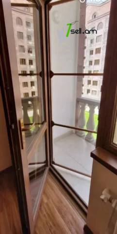 4 սենյականոց բնակարան նորակառույց շենքում Նիկողայոս Ադոնցի փողոցում, 120 ք.մ., 4/8 հարկ