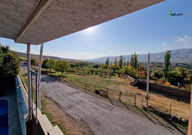 Երկու հարկանի քարե տուն Ղազարավանում, 300 ք.մ., 2 սանհանգույց, կապիտալ վերանորոգված