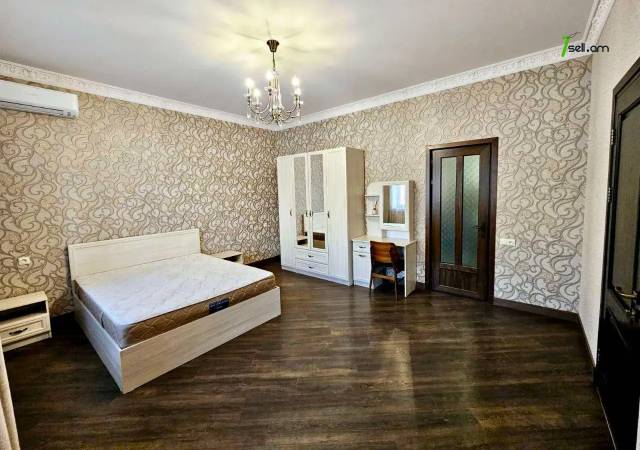 Երկու հարկանի քարե տուն Քաջազնունի փողոցում կենտրոնում, 1050 ք.մ., 3+ սանհանգույց