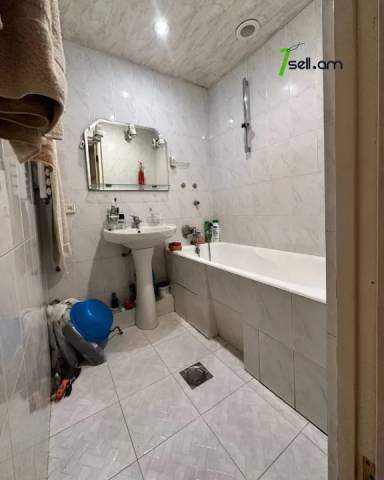 3 սենյականոց բնակարան Պարույր Սևակի փողոցում, 80 ք.մ., 3/5 հարկ, կապիտալ վերանորոգված, քարե շենք
