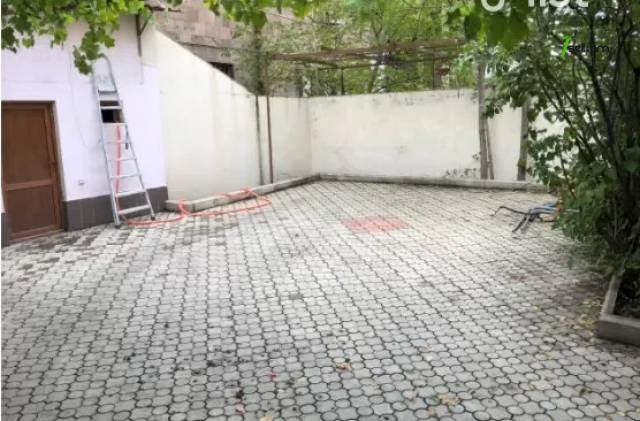 3 սենյականոց բնակարան Կարապետ Ուլնեցու փողոցում, 105 ք.մ., 2 սանհանգույց, բարձր առաստաղներ, 1/3 հարկ