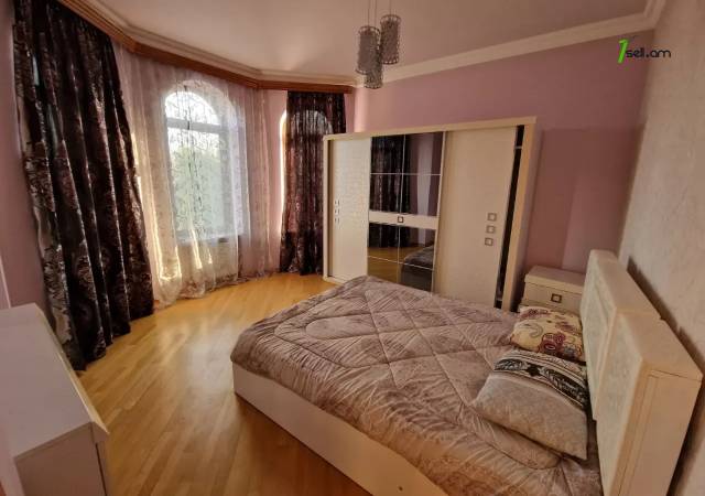 Երեք հարկանի քարե տուն Գևորգ Հովսեփյանի փողոցում Նորք Մարաշում, 1900 քմ, 3+ սանհանգույց