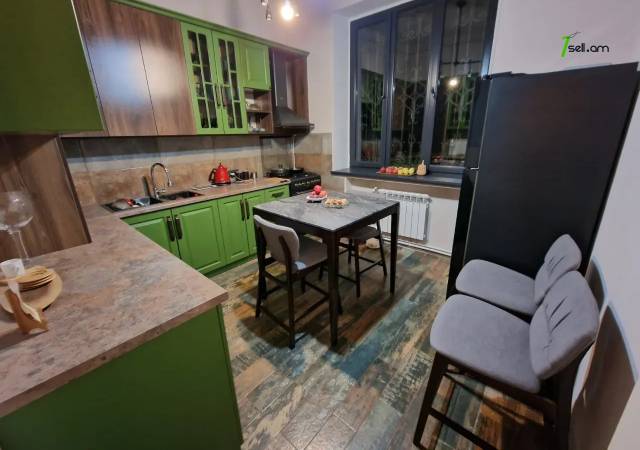 3 սենյականոց բնակարան Ազատության պողոտայում, 126 քմ, 1/5 հարկ, կապիտալ վերանորոգված, քարե շենք