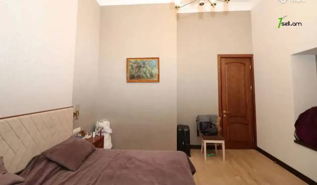 3 սենյականոց բնակարան Մոսկովյան փողոցում, 110 ք.մ., նախավերջին հարկ, բարձր առաստաղներ