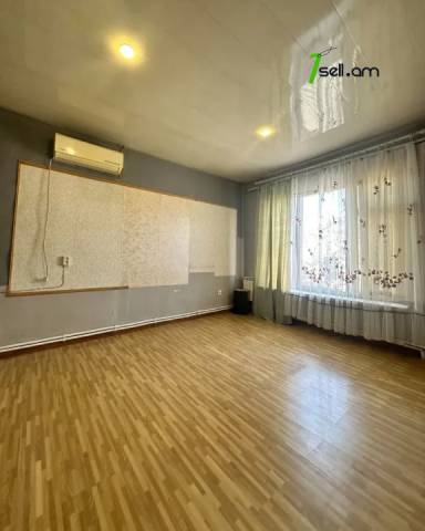 Երկու հարկանի քարե տուն 15-րդ փողոցում Շենգավիթում, 597 քմ, 2 սանհանգույց, կոսմետիկ վերանորոգում