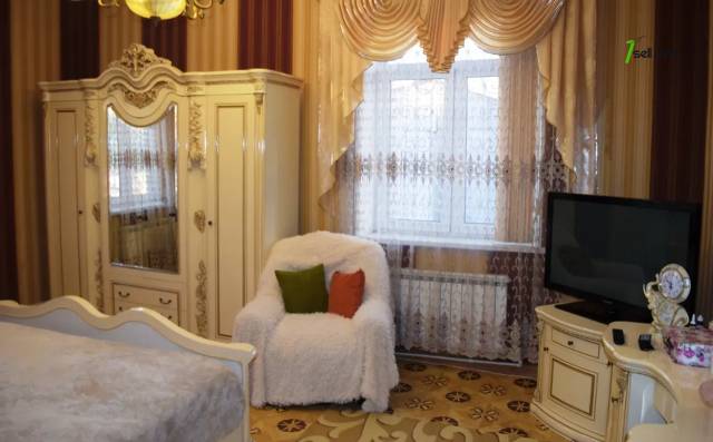 3 սենյականոց բնակարան Շիրակացի փողոցում, 81 ք.մ., 1/3 հարկ, եվրովերանորոգված, քարե շենք