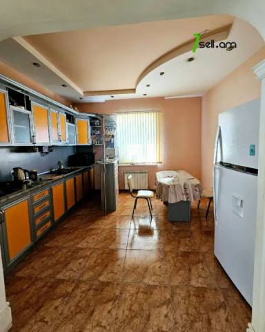 Երեք հարկանի քարե տուն Աջափնյակում, 1200 ք.մ., 2 սանհանգույց, եվրովերանորոգված