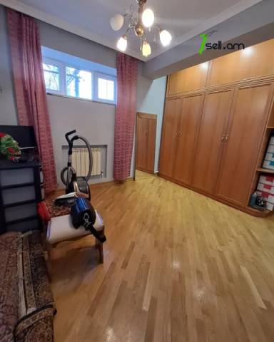 3 սենյականոց բնակարան, Աթոյան փողոց անցուղի, 90 ք.մ., 1/5 հարկ, կապիտալ վերանորոգված, քարե շենք