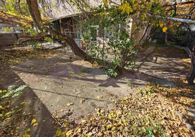 3 սենյականոց բնակարան Ղազարոս Աղայան փողոցում, 100 ք.մ., բարձր առաստաղներ, 1/4 հարկ