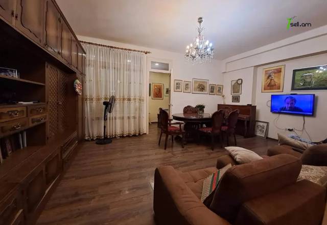 4 սենյականոց բնակարան Դերենիկ Դեմիրճյանի փողոցում, 130 ք.մ., 2 սանհանգույց, բարձր առաստաղներ