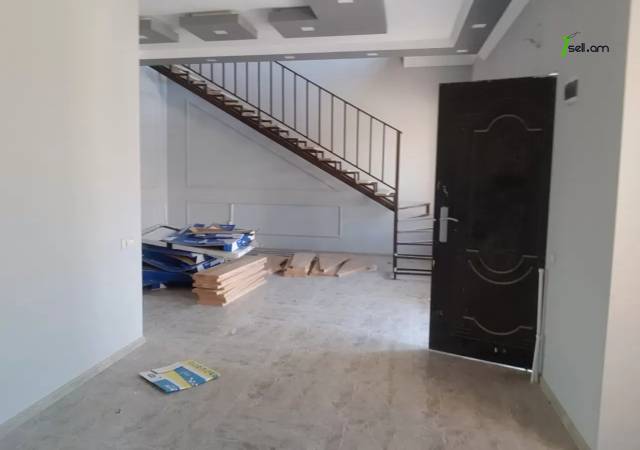 Երկու հարկանի տուն Կենտրոնական փողոցում Մասիսում, 350 ք.մ., 2 սանհանգույց, եվրովերանորոգված