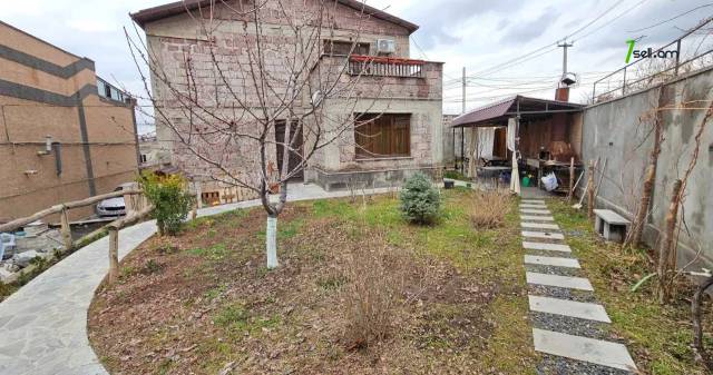 Երկու հարկանի քարե տուն Նվեր Սաֆարյան փողոցում Ավանում, 729 ք.մ., 3+ սանհանգույց