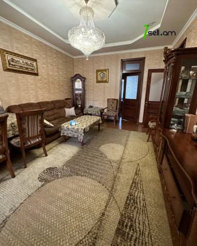 3 սենյականոց բնակարան, Hanrapetutyan Street, 85 քմ, նախավերջին հարկ, բարձր առաստաղներ
