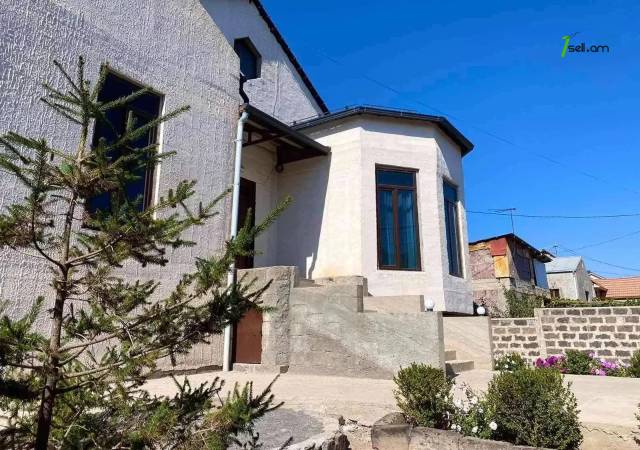 Երկու հարկանի քարե տուն Մոլդովական փողոցում Նոր Նորքում, 630 ք.մ., 2 սանհանգույց