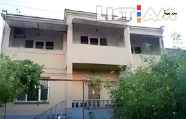 Երկու հարկանի քարե տուն Դավիթ Բեկի փողոցում Էրեբունիում, 1500 ք.մ., 3+ սանհանգույց