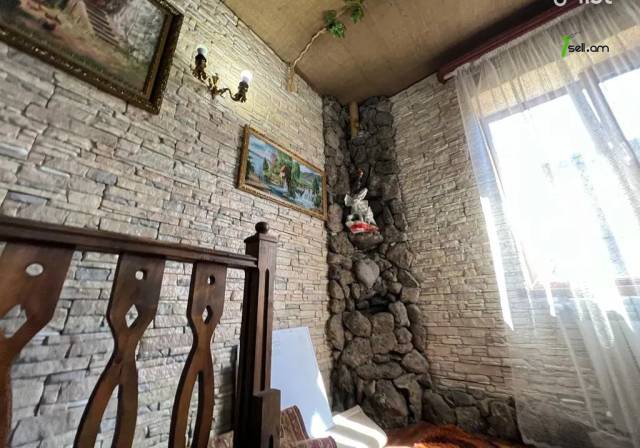 Երկու հարկանի քարե տուն Առափնյա փողոցում Եղվարդում, 207 ք.մ., 2 սանհանգույց